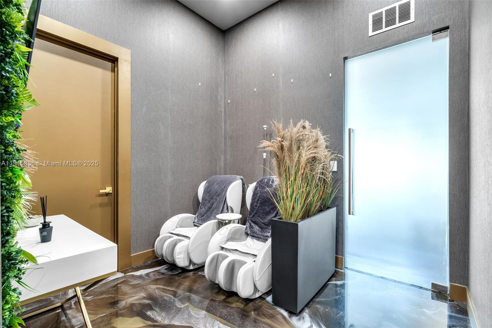   /   кв.футов $ 2025-11-17 0 Фото