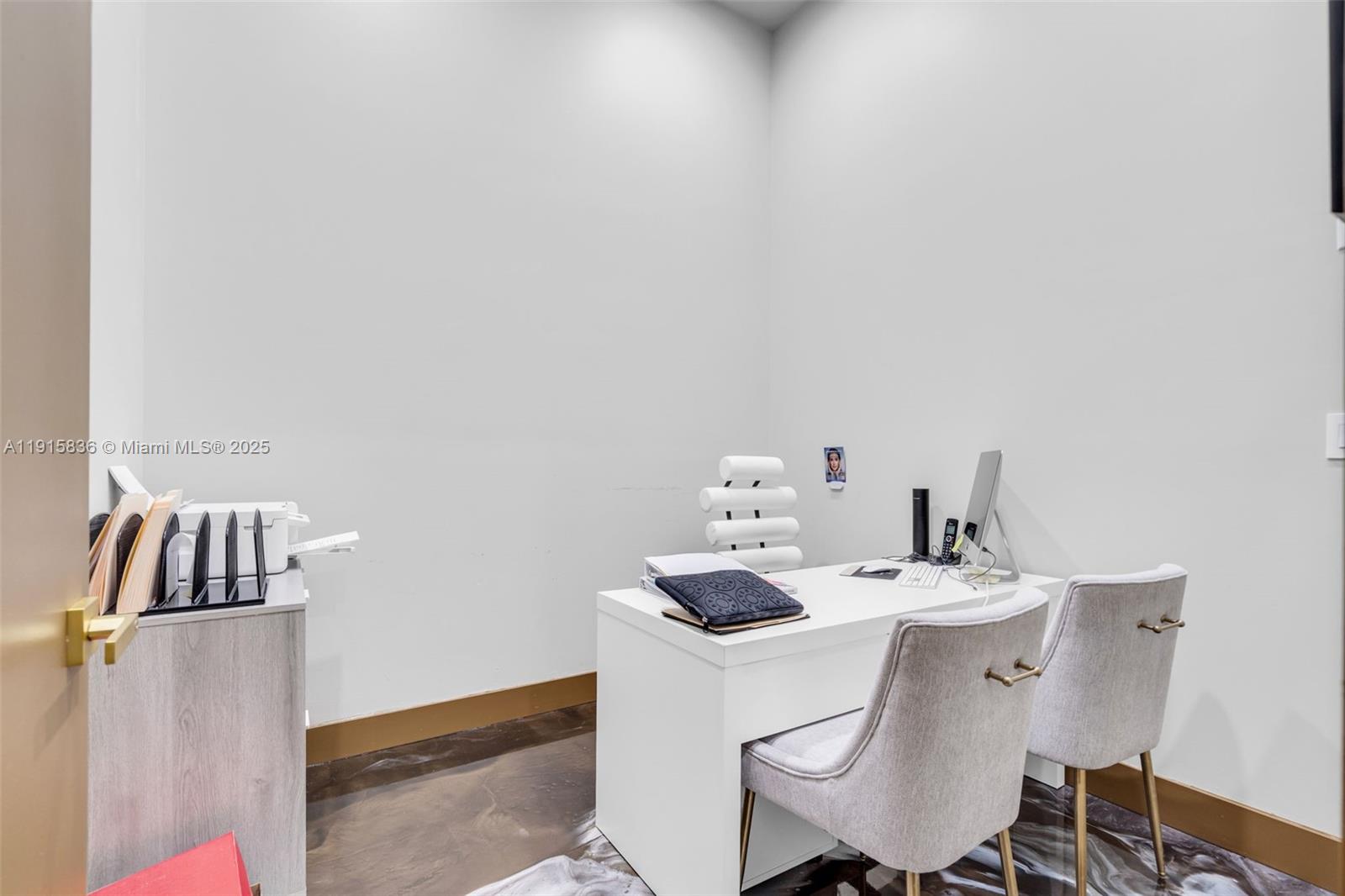   /   кв.футов $ 2025-11-17 0 Фото