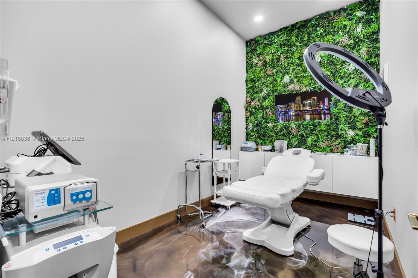   /   кв.футов $ 2025-11-17 0 Фото