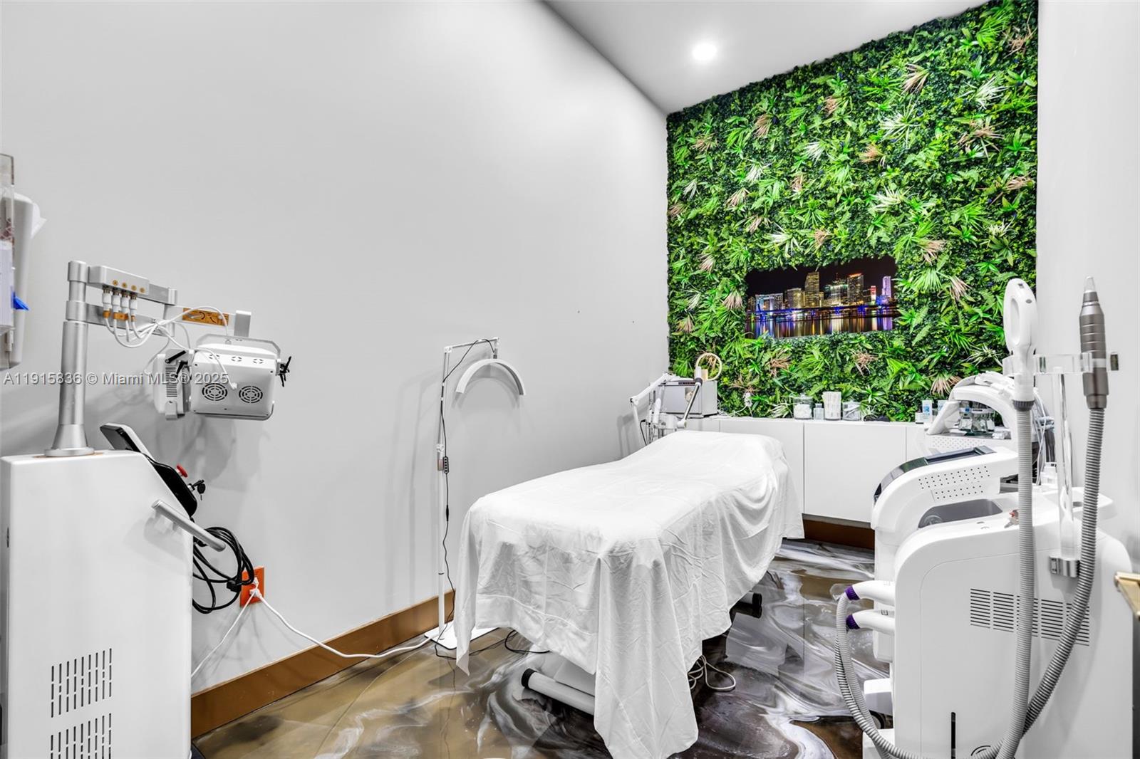   /   кв.футов $ 2025-11-17 0 Фото