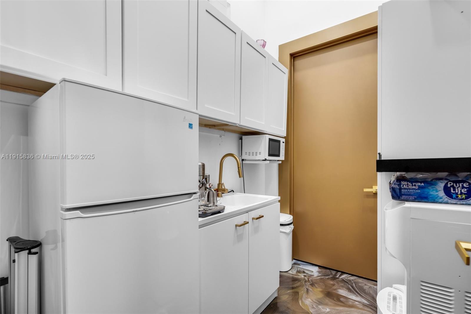   /   кв.футов $ 2025-11-17 0 Фото