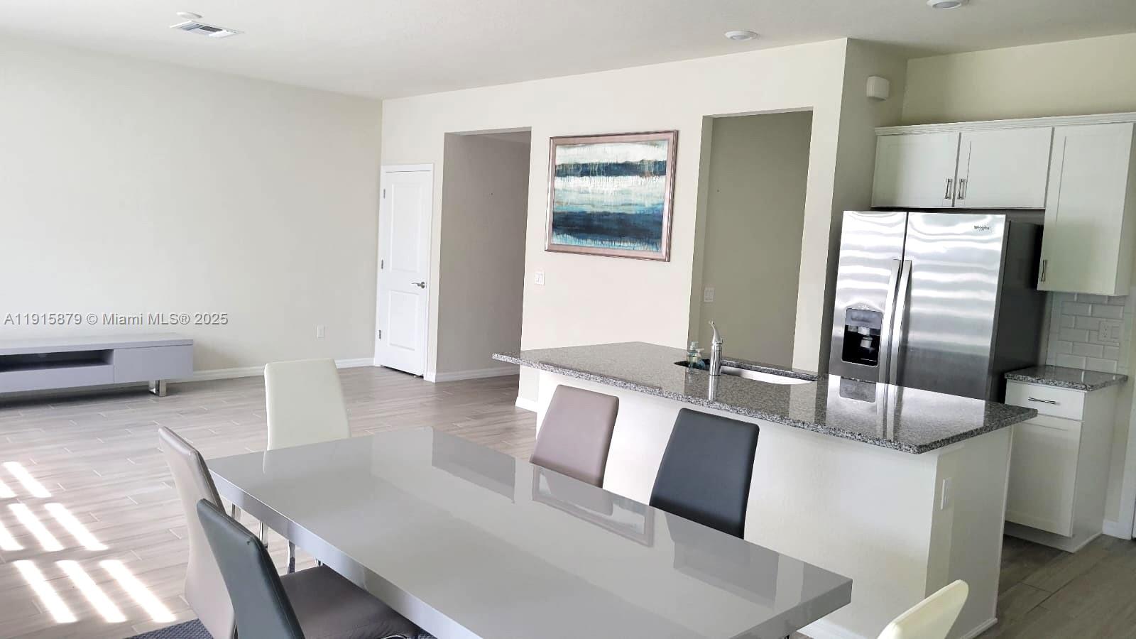 4164 3 / 3 1776 sq. ft. $ 2025-11-18 0 Photo