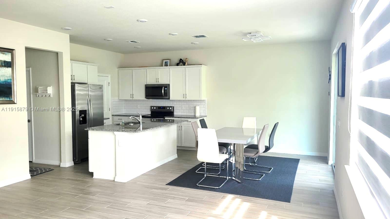 4164 3 / 3 1776 sq. ft. $ 2025-11-18 0 Photo