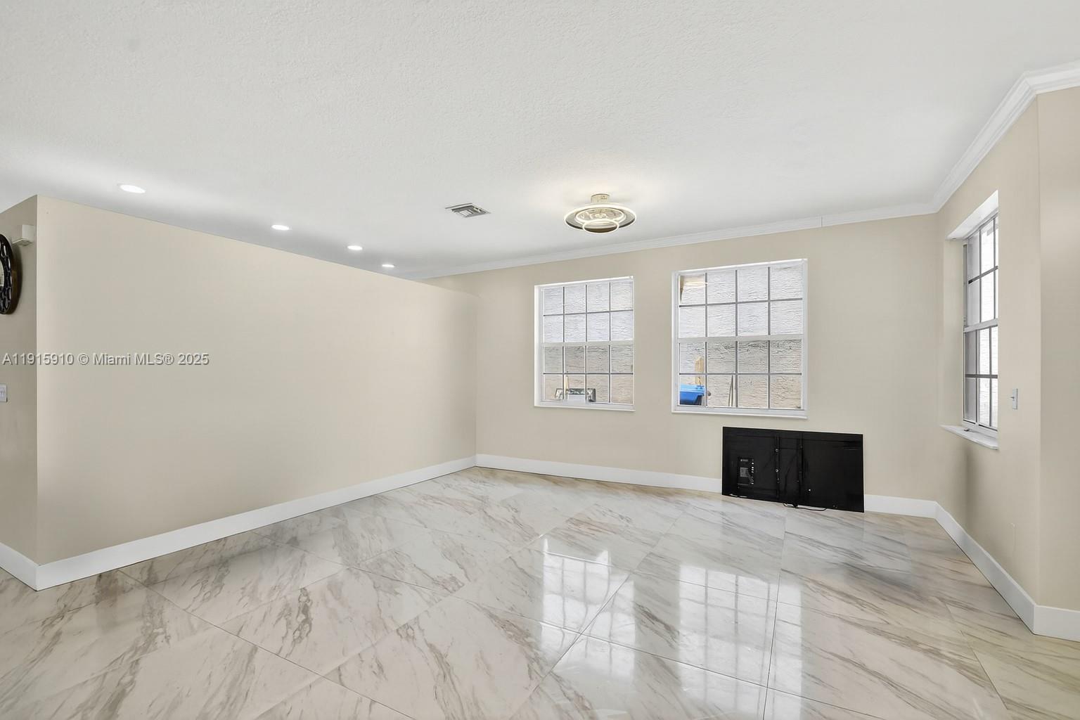 1579 5 / 3 2693 кв.футов $ 2025-11-18 0 Фото