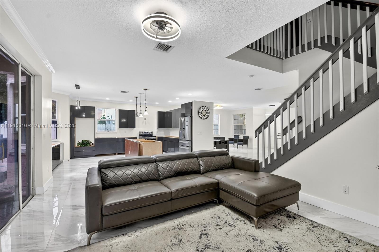 1579 5 / 3 2693 кв.футов $ 2025-11-18 0 Фото