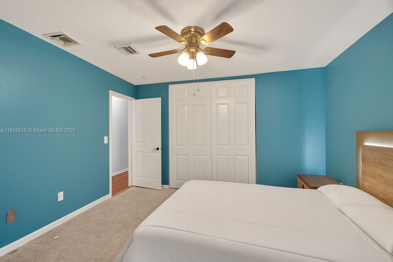 1579 5 / 3 2693 кв.футов $ 2025-11-18 0 Фото