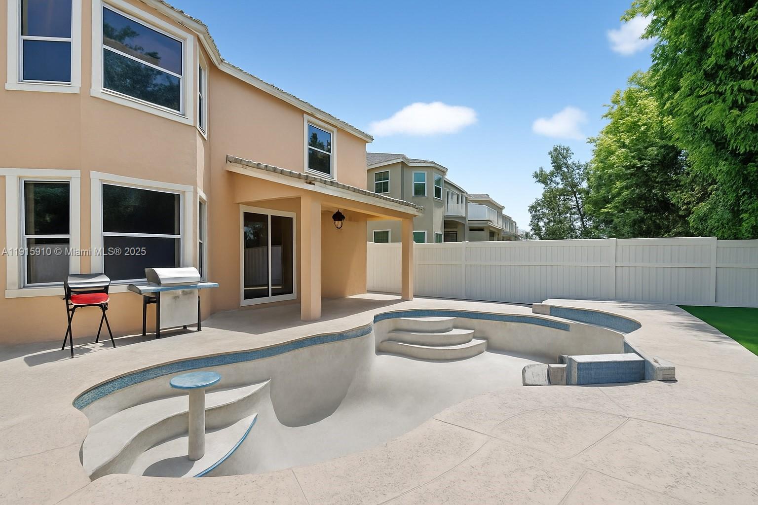 1579 5 / 3 2693 кв.футов $ 2025-11-18 0 Фото