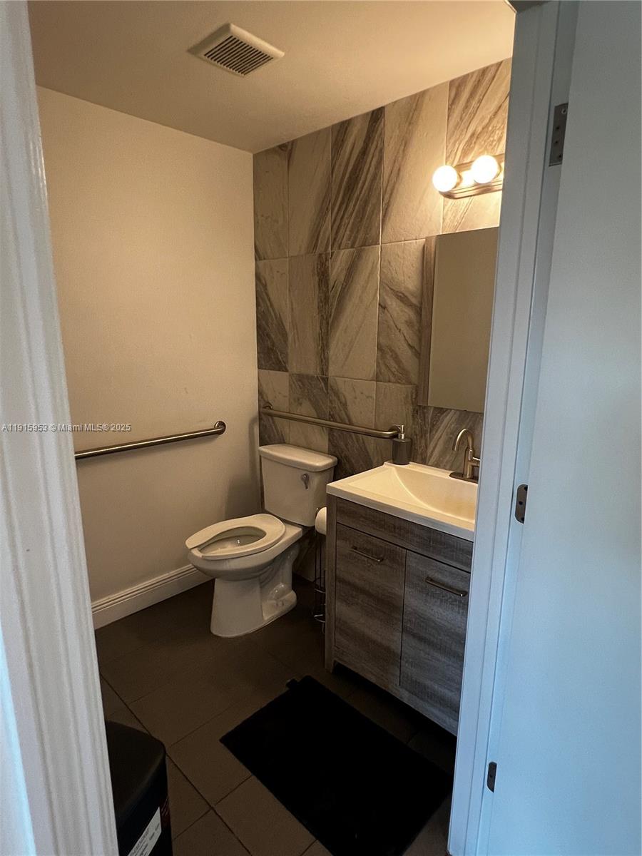   /   sq. ft. $ 2025-11-18 0 Photo