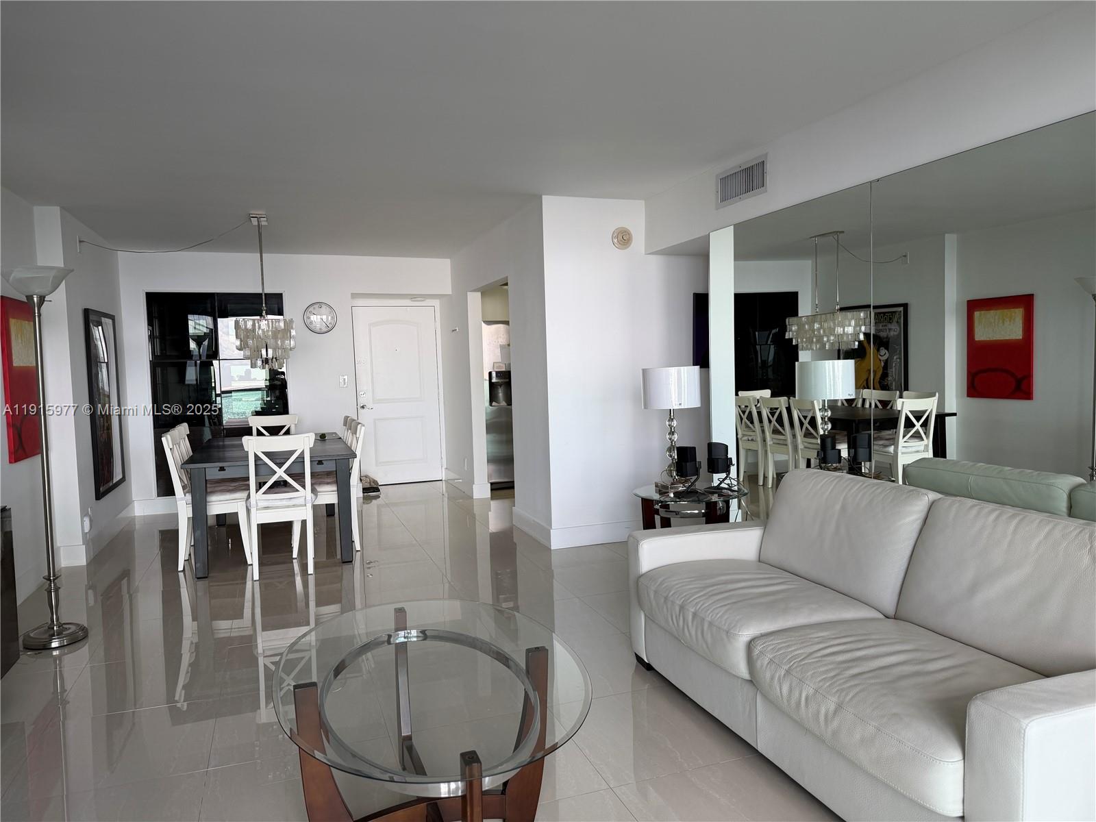 2108 2 / 2 1357 кв.футов $ 2025-11-18 0 Фото