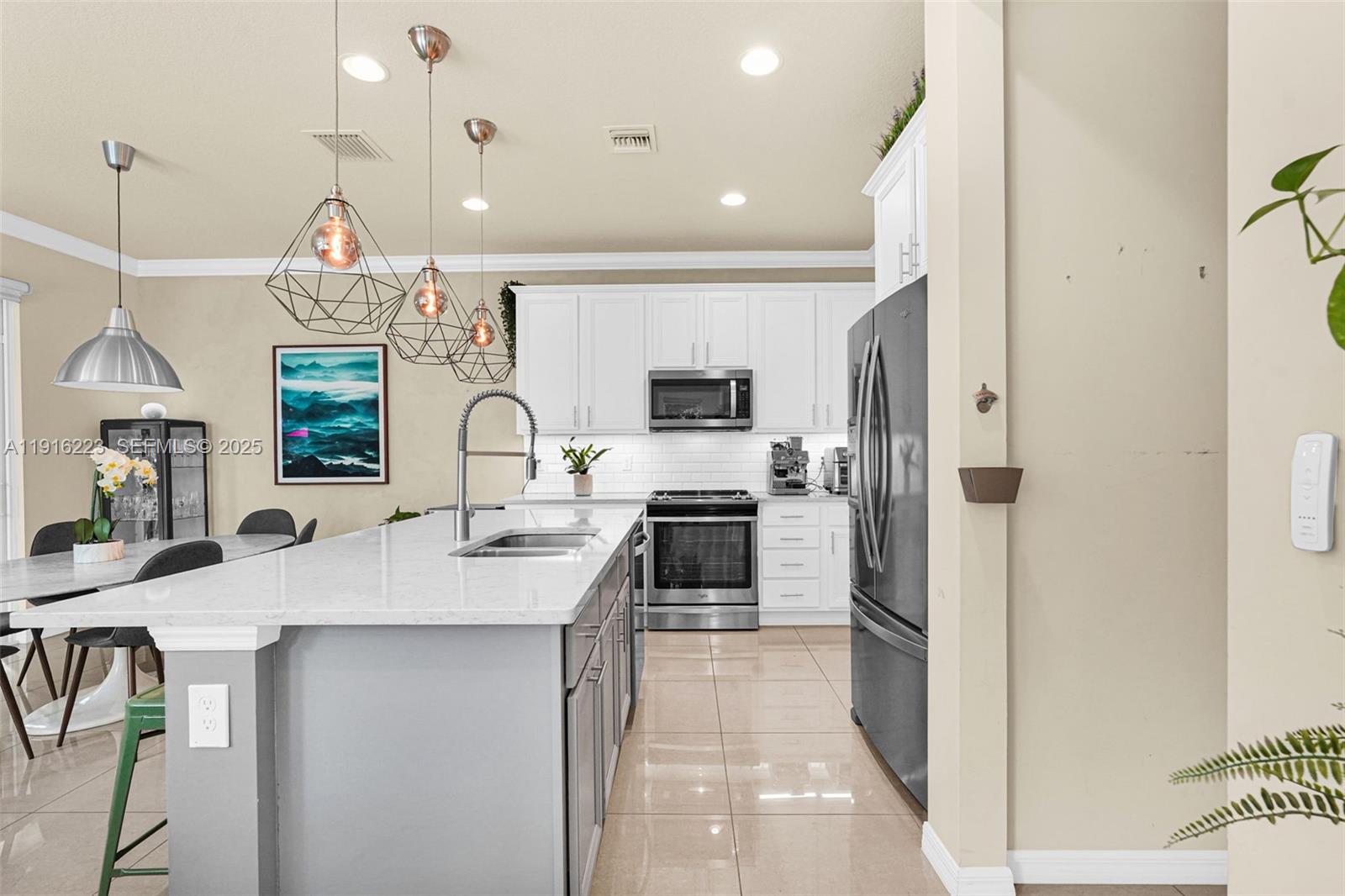 Ver detalles 3936 3 / 3 1769 sq. ft. $ 2025-11-18 0 foto