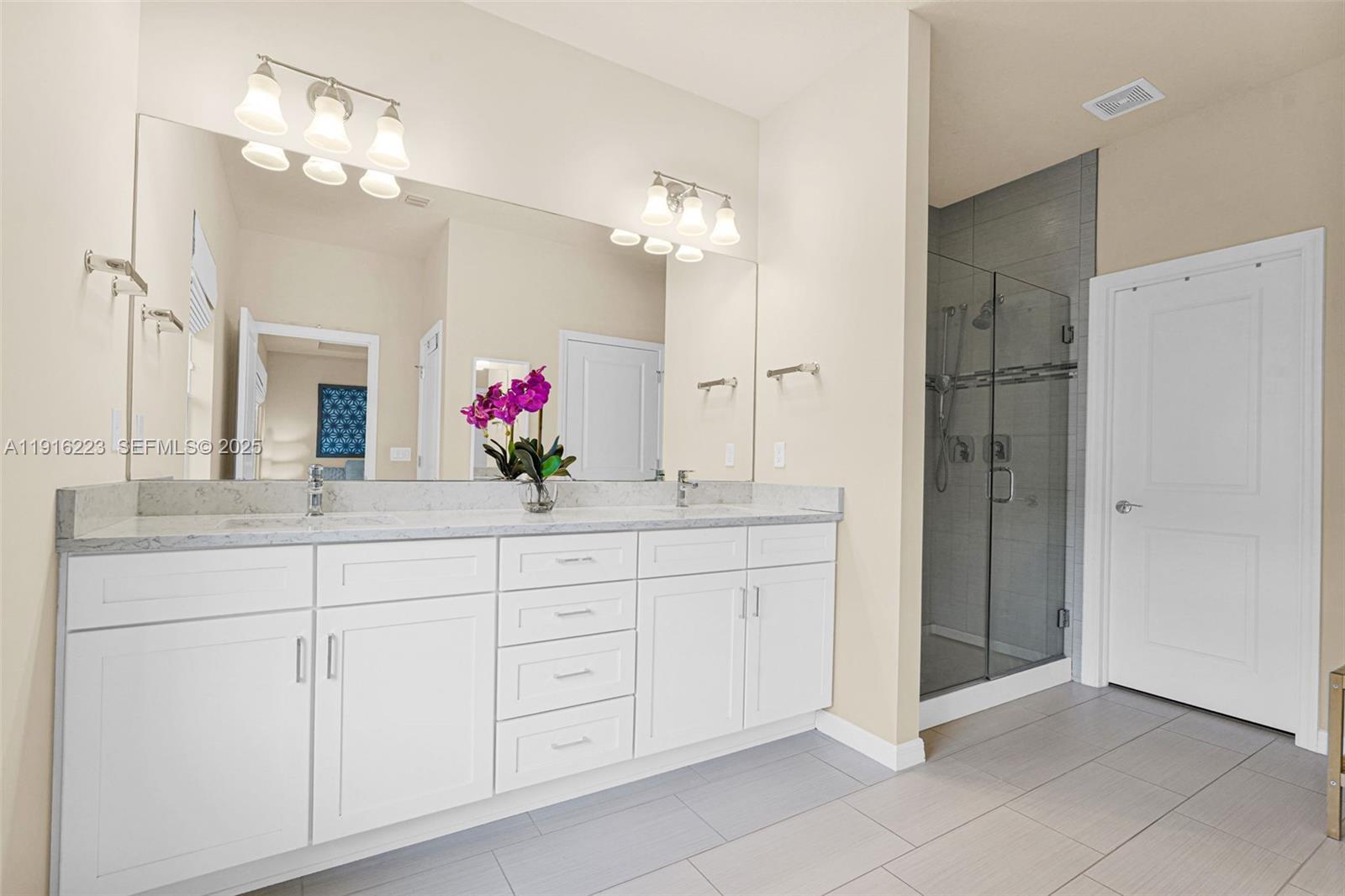 Ver detalles 3936 3 / 3 1769 sq. ft. $ 2025-11-18 0 foto