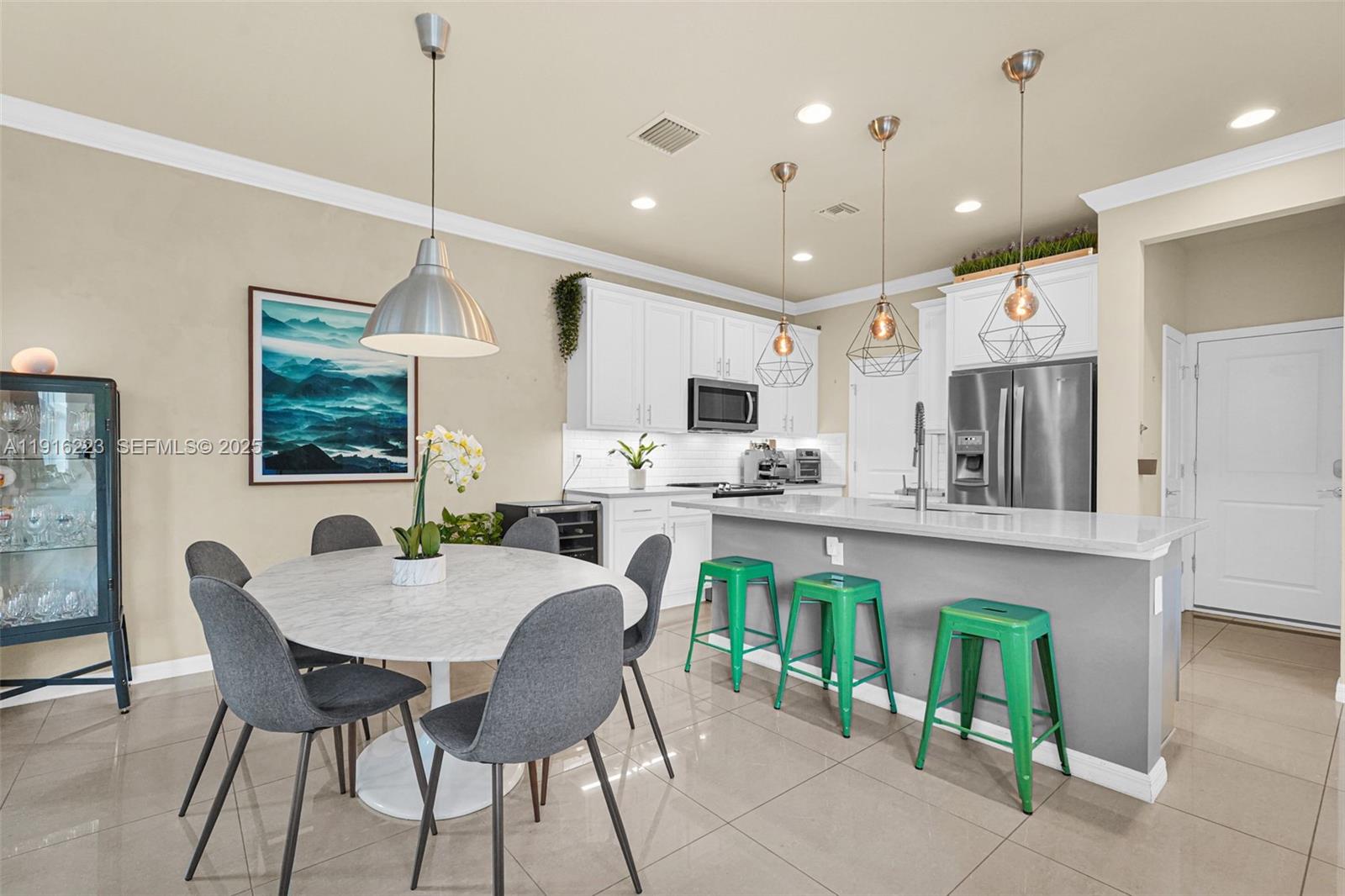 Ver detalles 3936 3 / 3 1769 sq. ft. $ 2025-11-18 0 foto