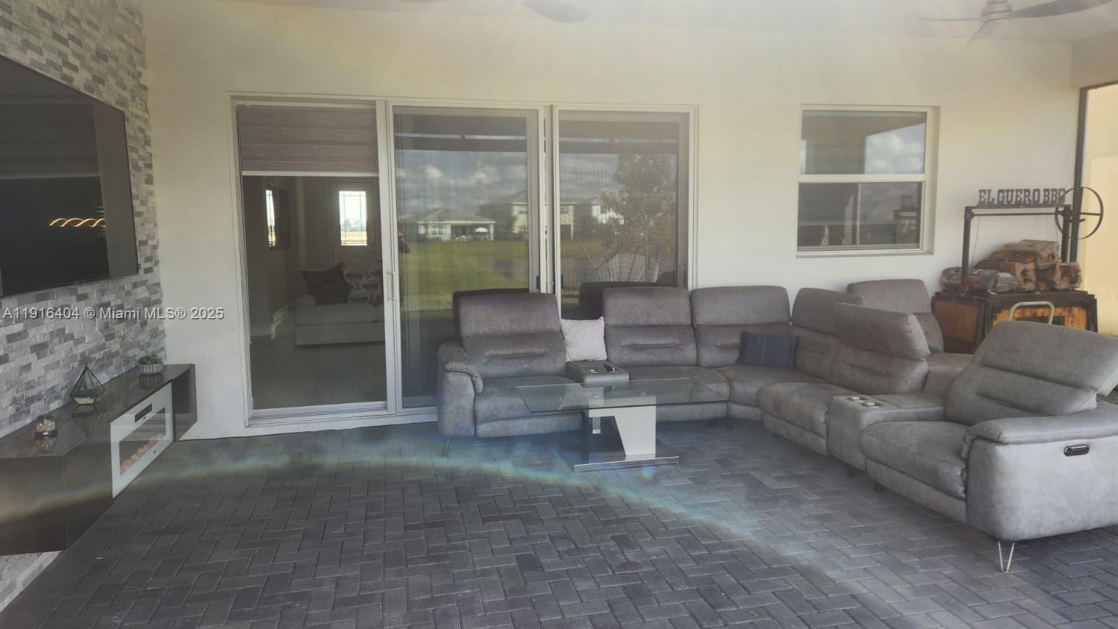 Подробнее 13554 3 / 2 1671 кв.футов $ 2025-11-18 0 Фото