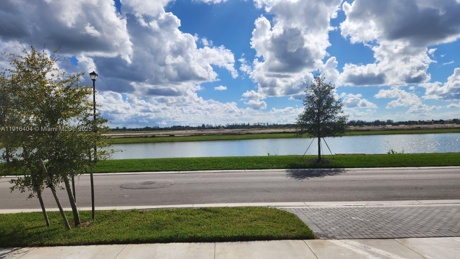 Подробнее 13554 3 / 2 1671 кв.футов $ 2025-11-18 0 Фото