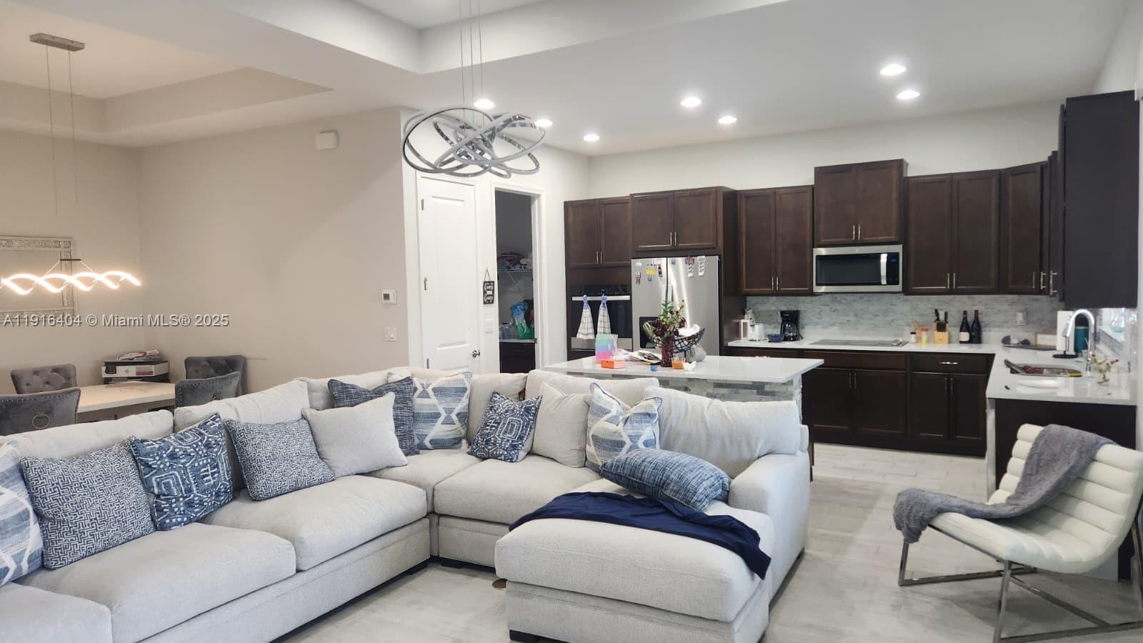 Подробнее 13554 3 / 2 1671 кв.футов $ 2025-11-18 0 Фото