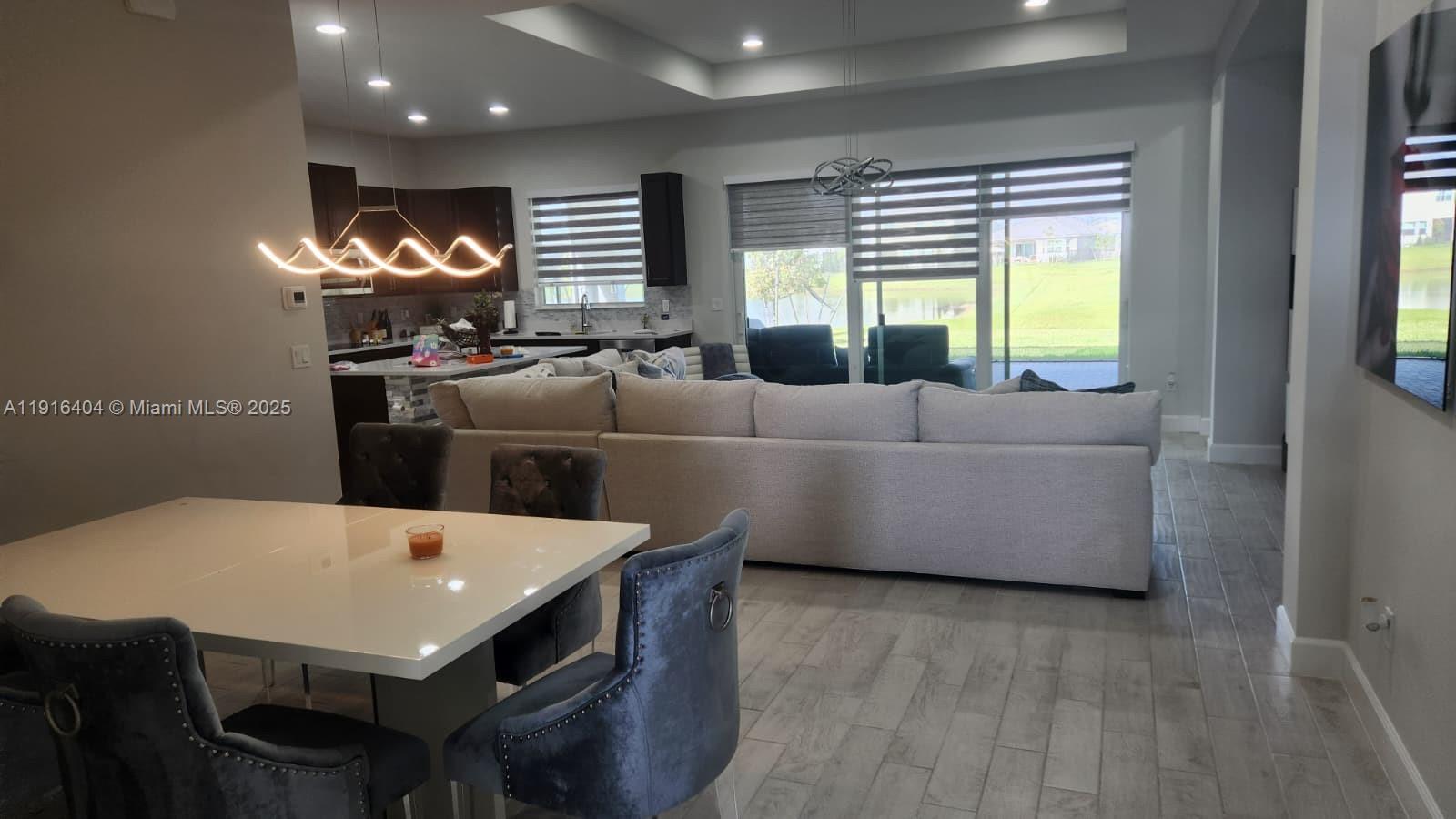 Подробнее 13554 3 / 2 1671 кв.футов $ 2025-11-18 0 Фото