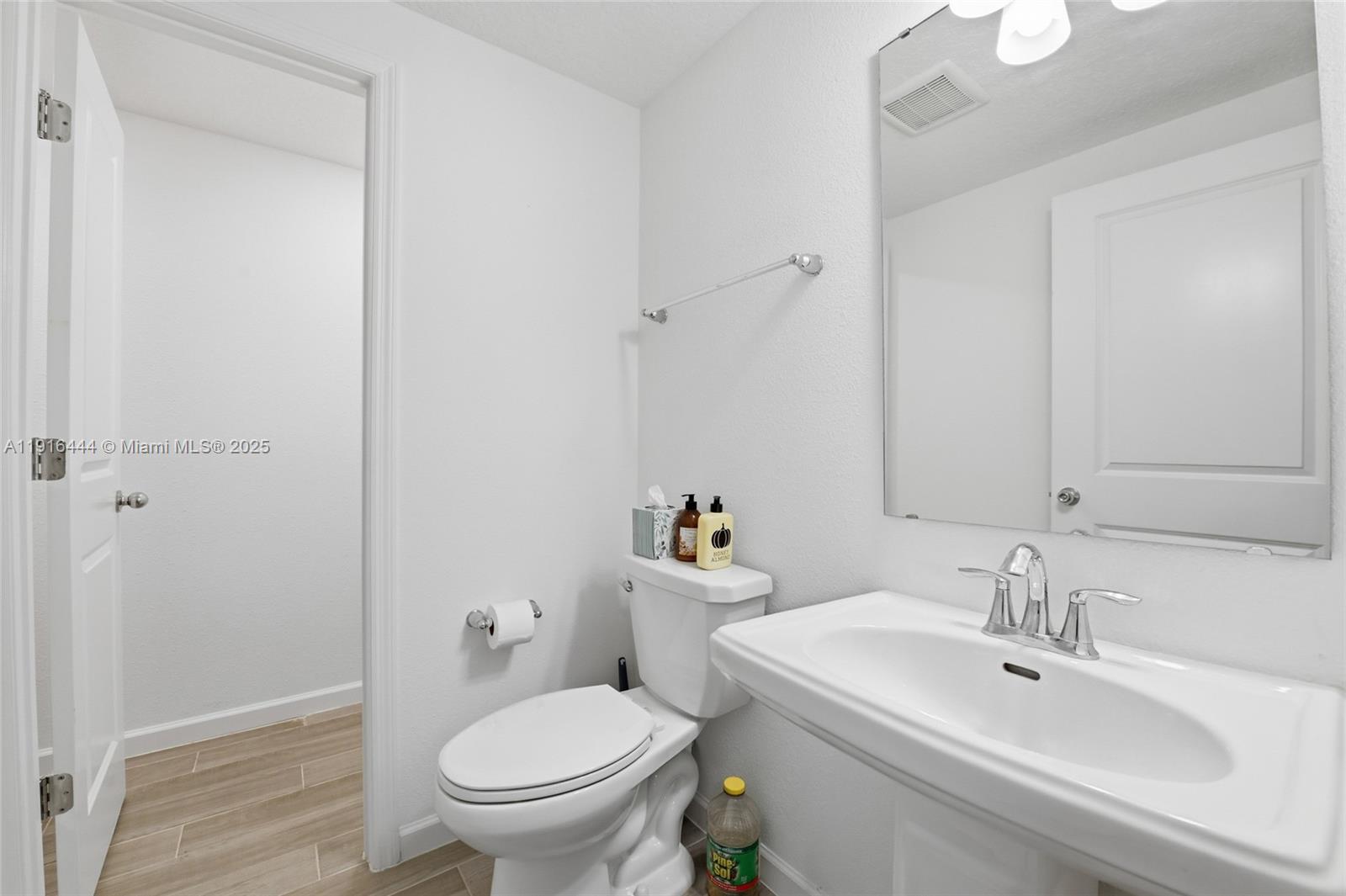 9852 4 / 3  sq. ft. $ 2026-05-28 0 foto