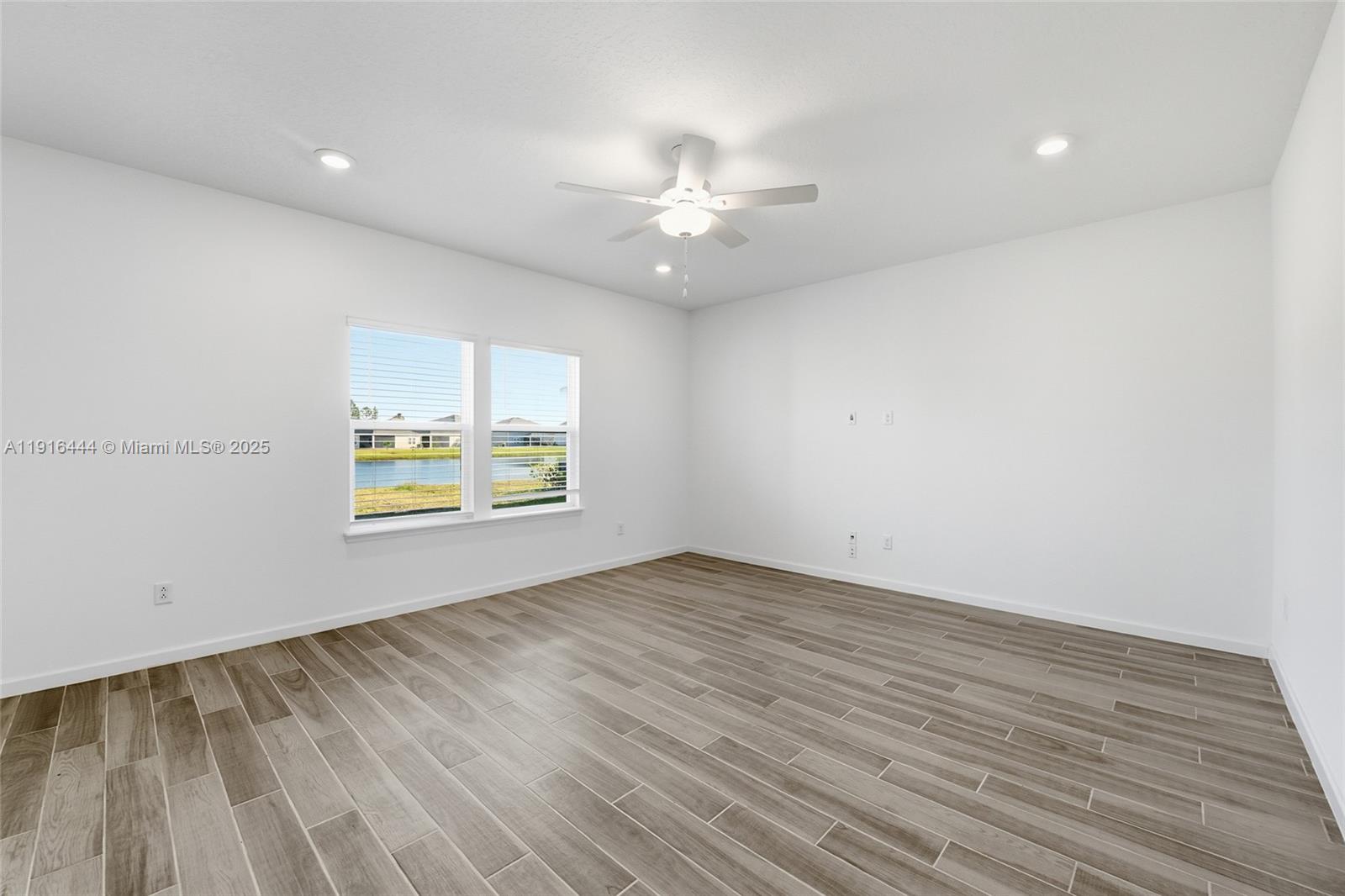 9852 4 / 3  sq. ft. $ 2026-05-28 0 foto