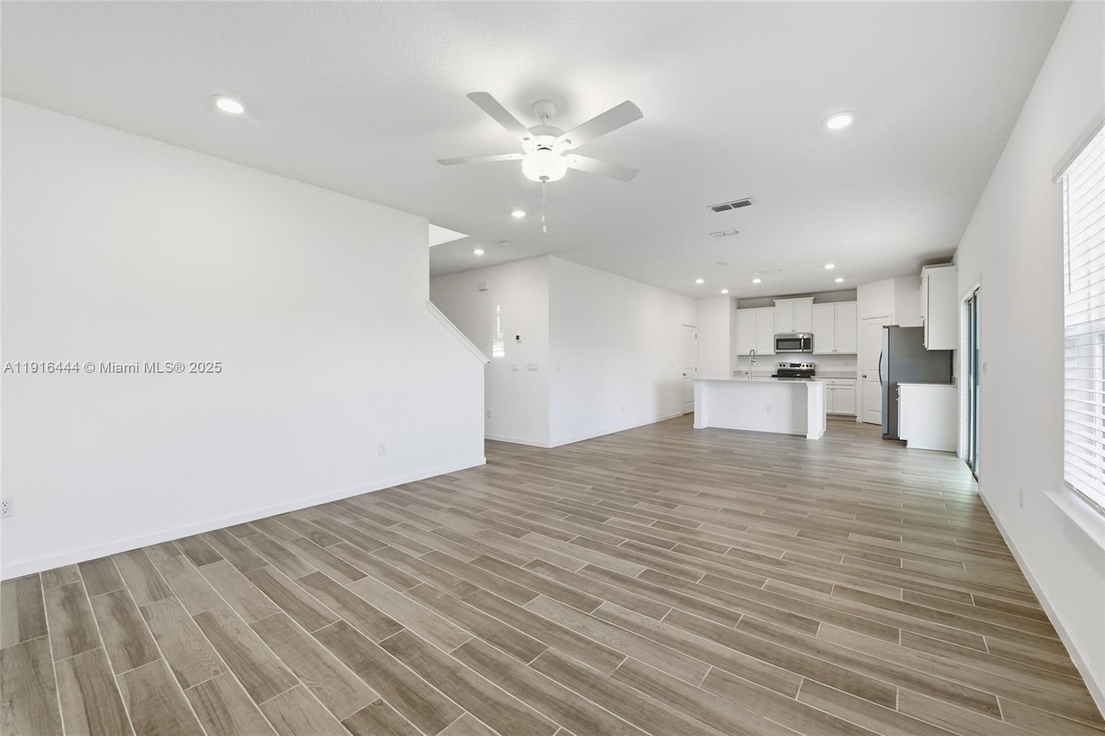 9852 4 / 3  sq. ft. $ 2026-05-28 0 foto