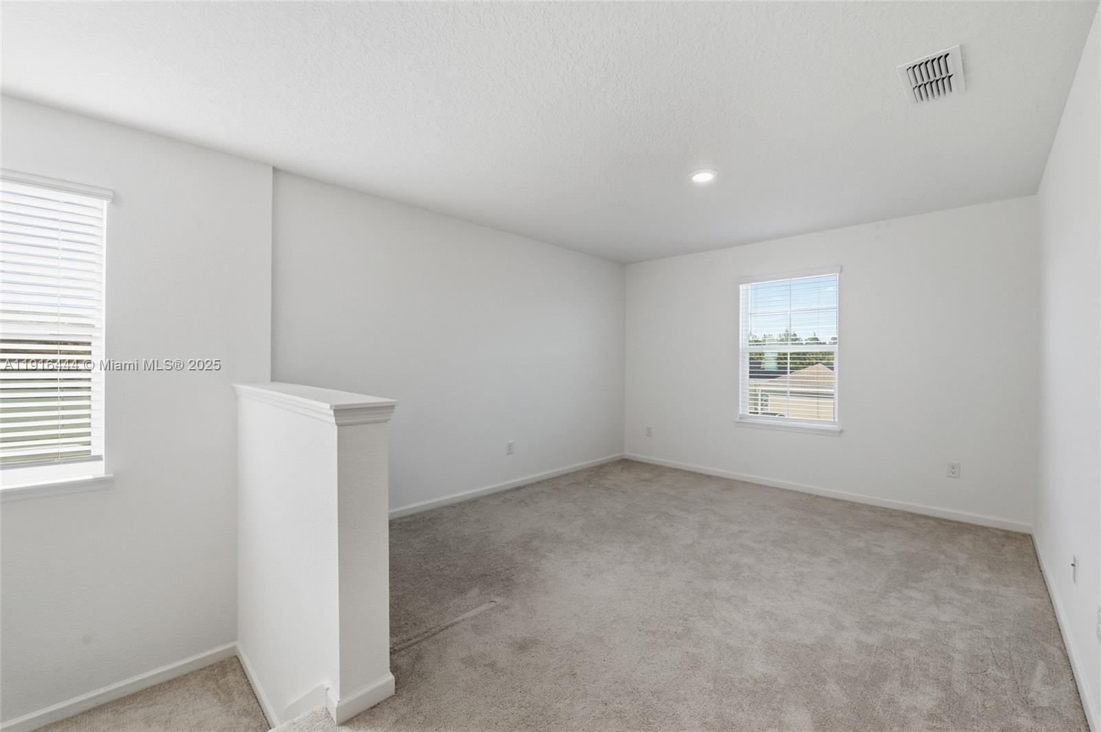 9852 4 / 3  sq. ft. $ 2026-05-28 0 foto