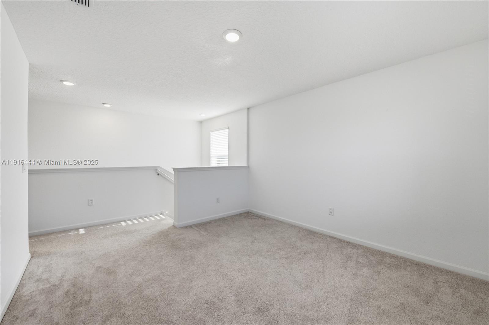 9852 4 / 3  sq. ft. $ 2026-05-28 0 foto