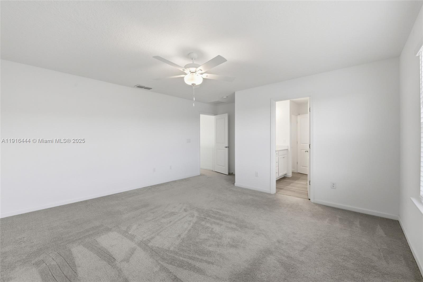 9852 4 / 3  sq. ft. $ 2026-05-28 0 foto