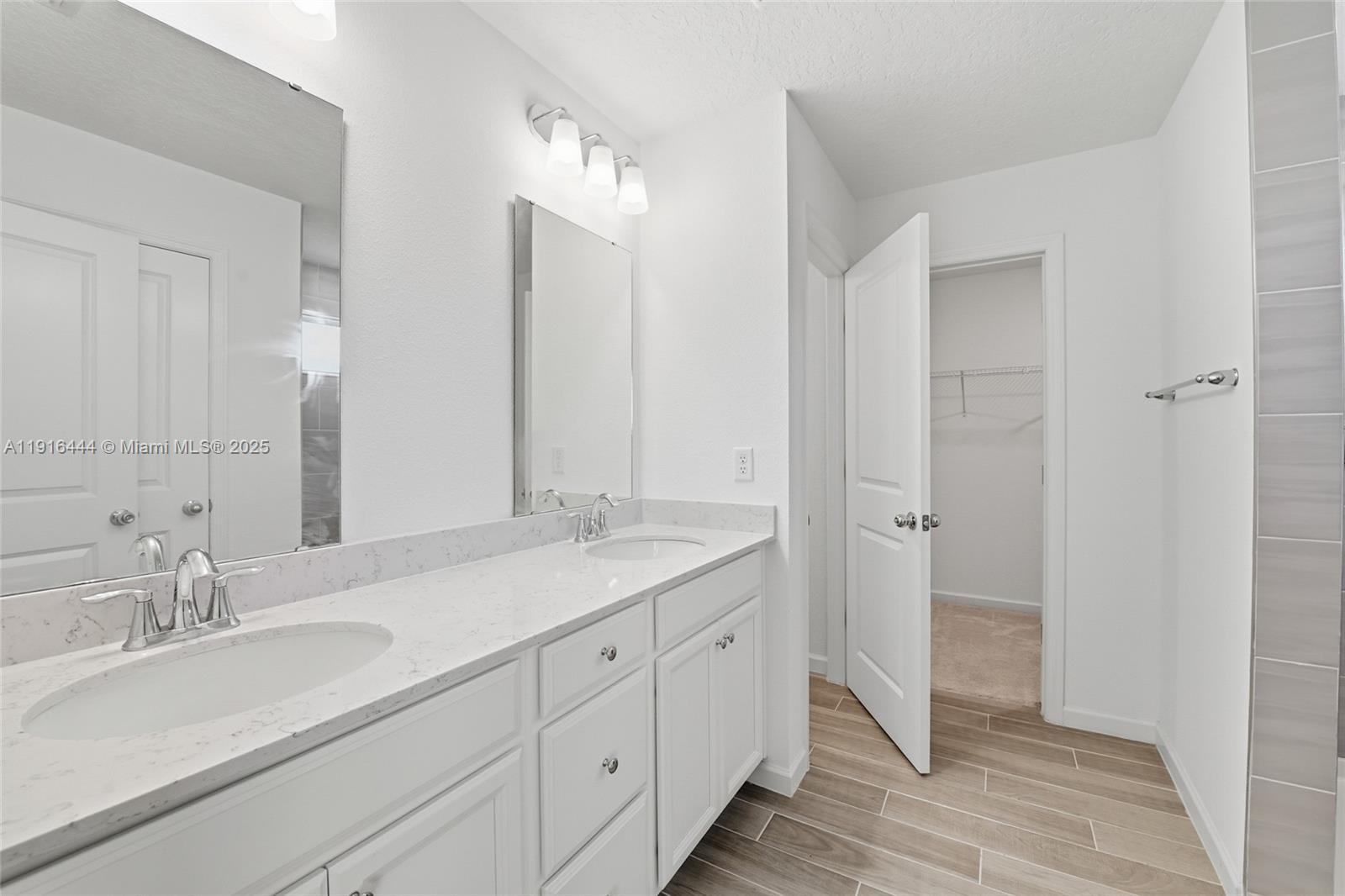 9852 4 / 3  sq. ft. $ 2026-05-28 0 foto