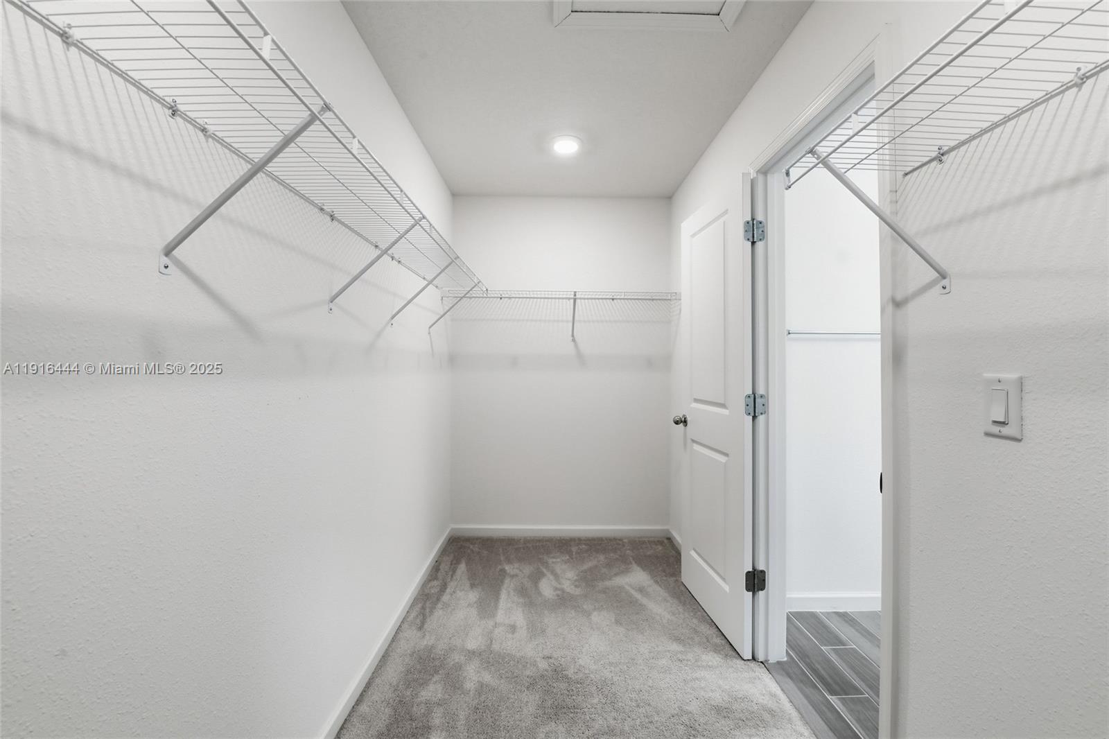 9852 4 / 3  sq. ft. $ 2026-05-28 0 foto