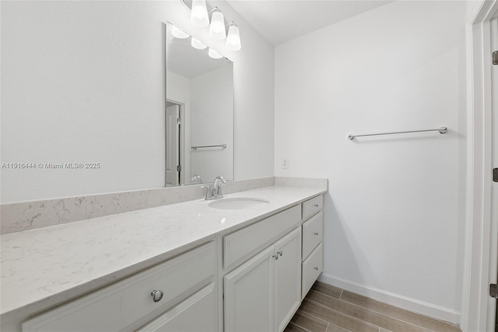 9852 4 / 3  sq. ft. $ 2026-05-28 0 foto