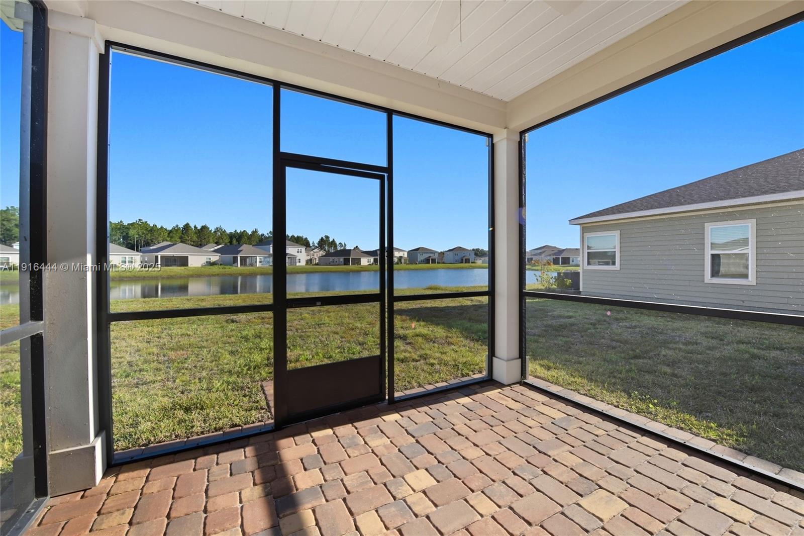 9852 4 / 3  sq. ft. $ 2026-05-28 0 foto