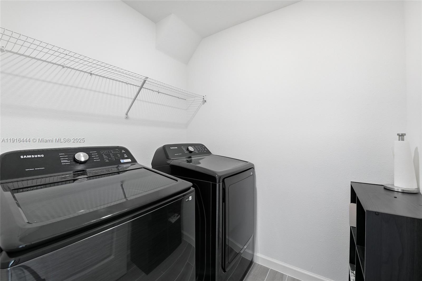9852 4 / 3  sq. ft. $ 2026-05-28 0 foto