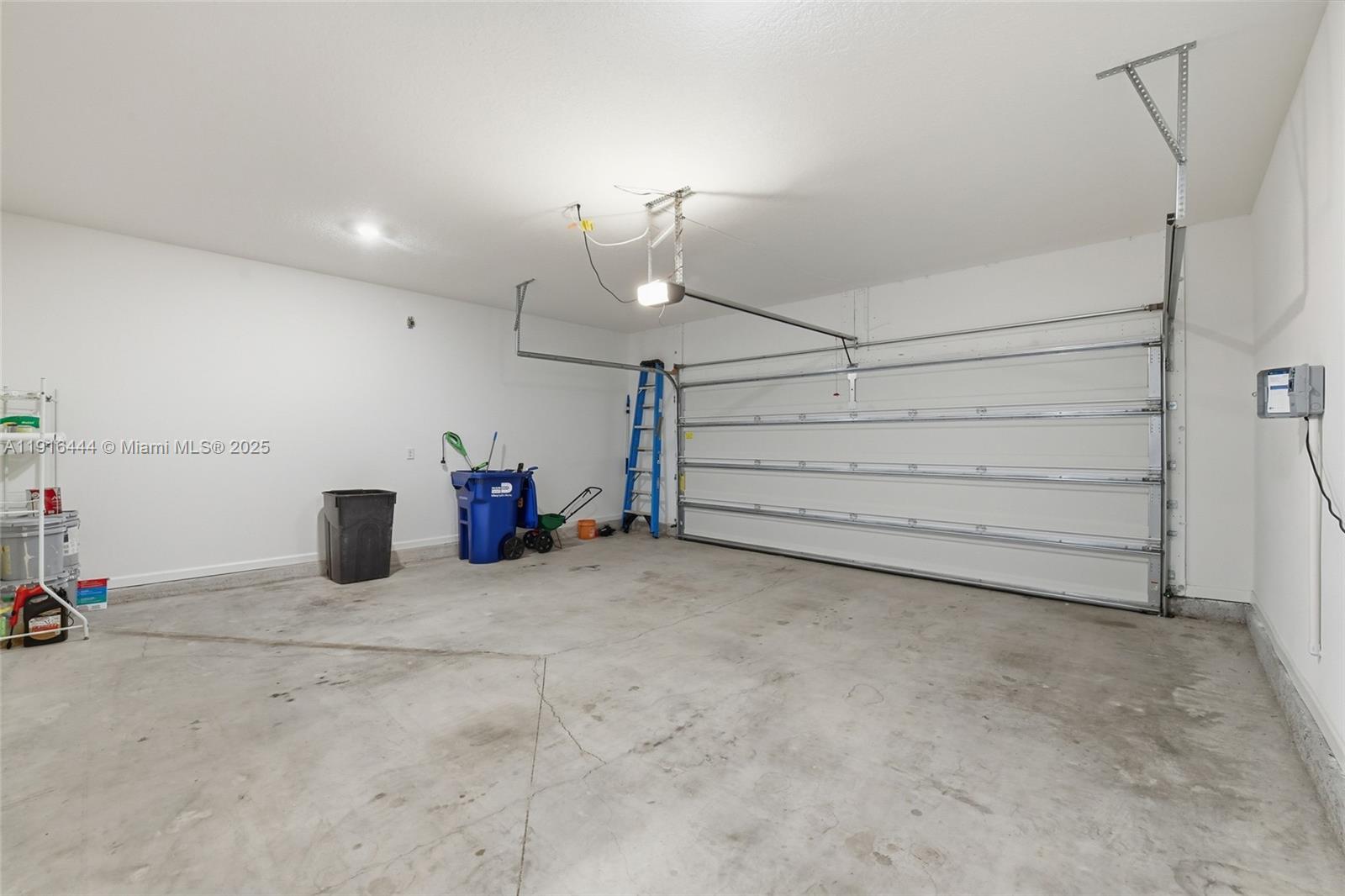 9852 4 / 3  sq. ft. $ 2026-05-28 0 foto