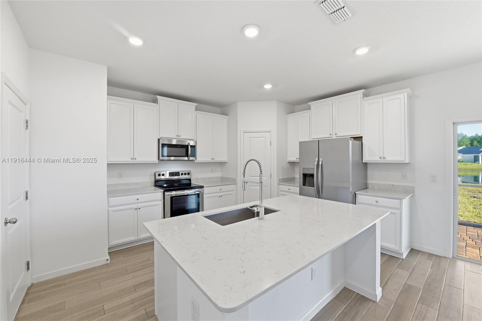 9852 4 / 3  sq. ft. $ 2026-05-28 0 foto