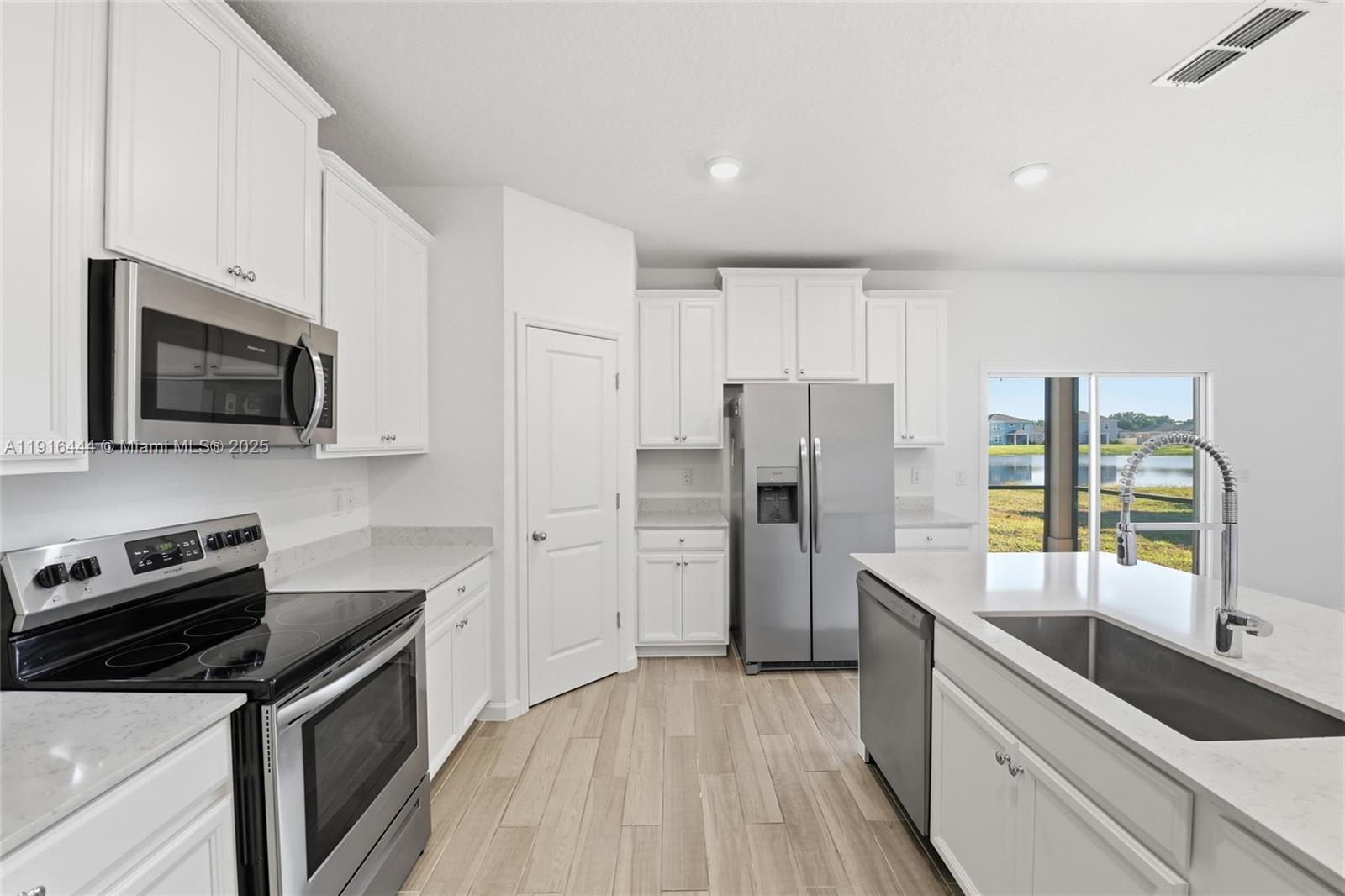 9852 4 / 3  sq. ft. $ 2026-05-28 0 foto