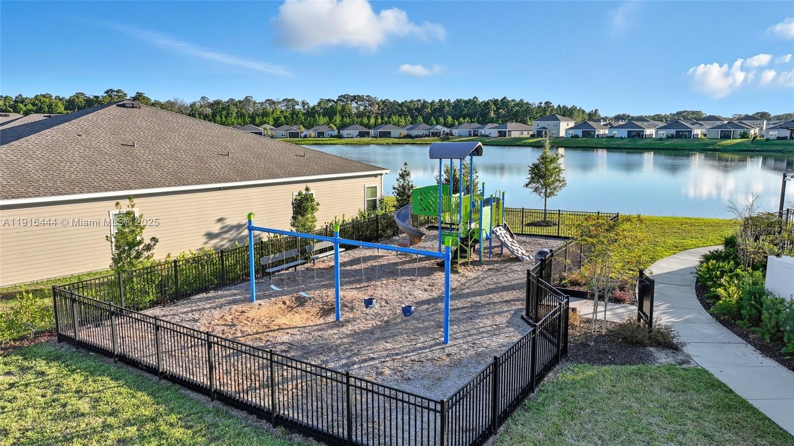9852 4 / 3  sq. ft. $ 2026-05-28 0 foto