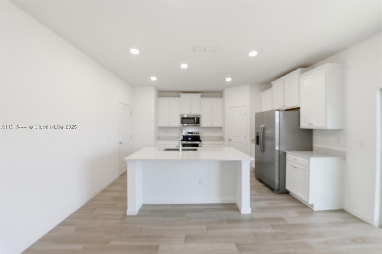 9852 4 / 3  sq. ft. $ 2026-05-28 0 foto