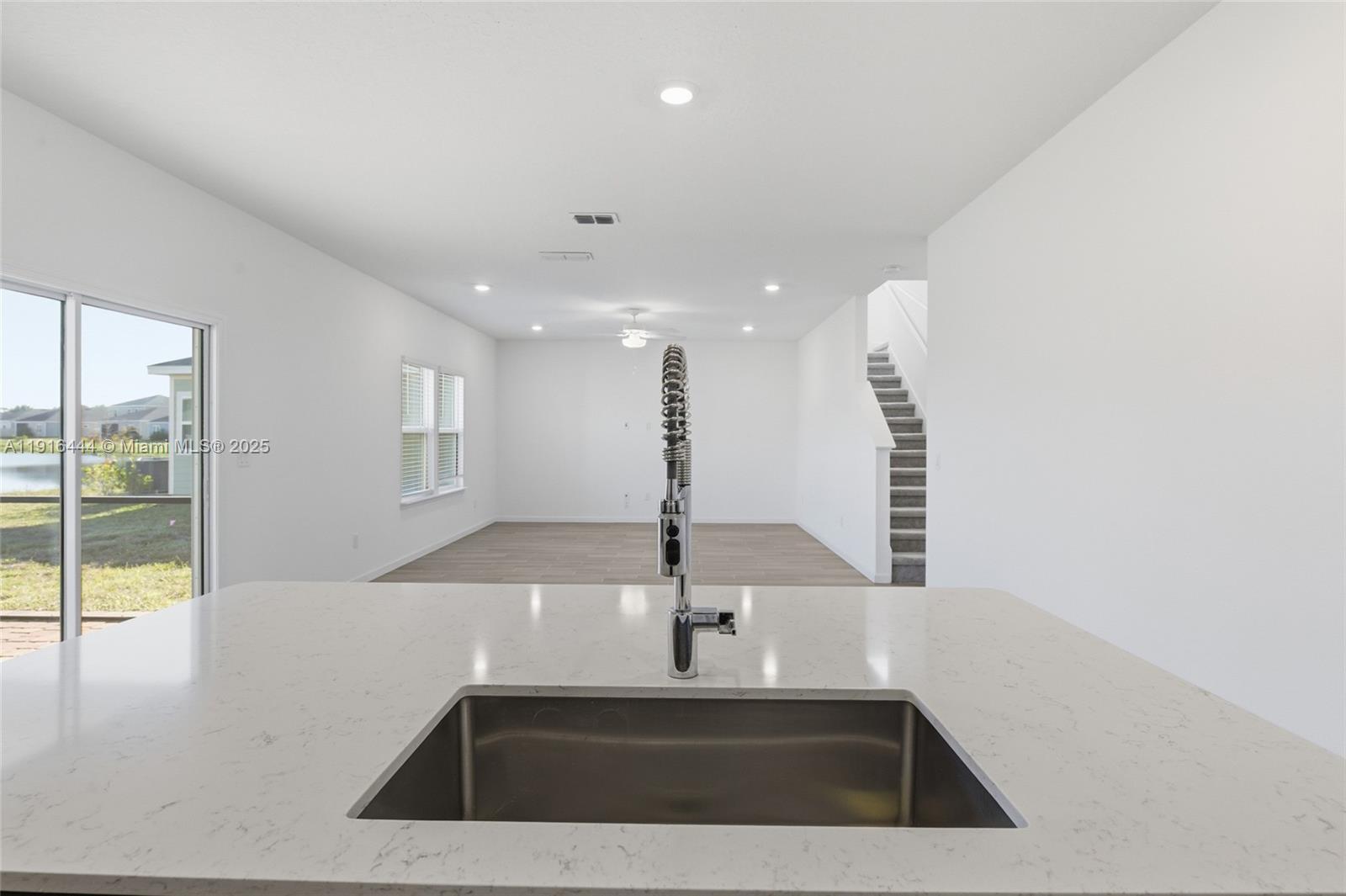 9852 4 / 3  sq. ft. $ 2026-05-28 0 foto
