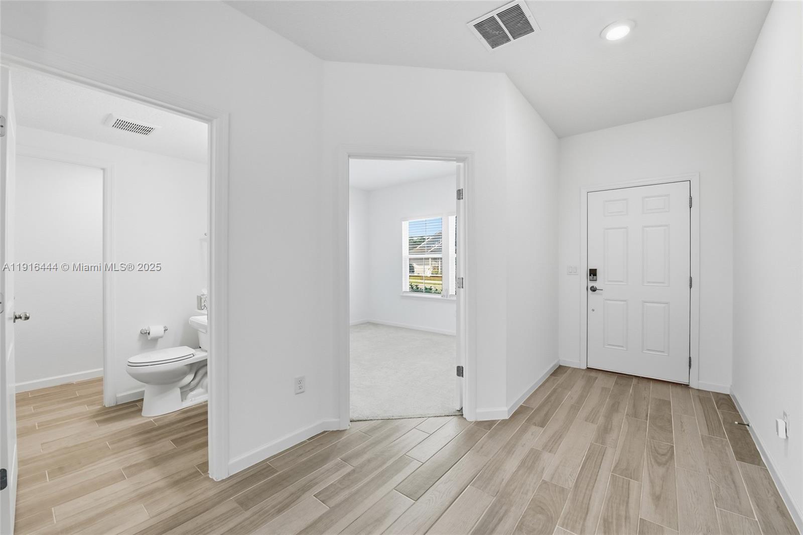 9852 4 / 3  sq. ft. $ 2026-05-28 0 foto