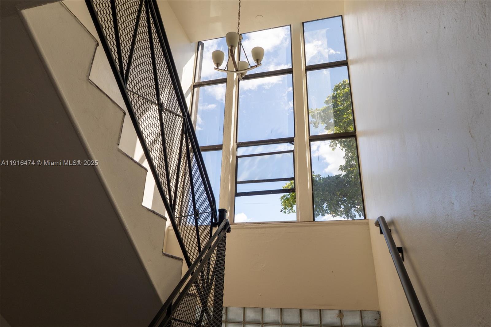   /   кв.футов $ 2025-11-18 0 Фото