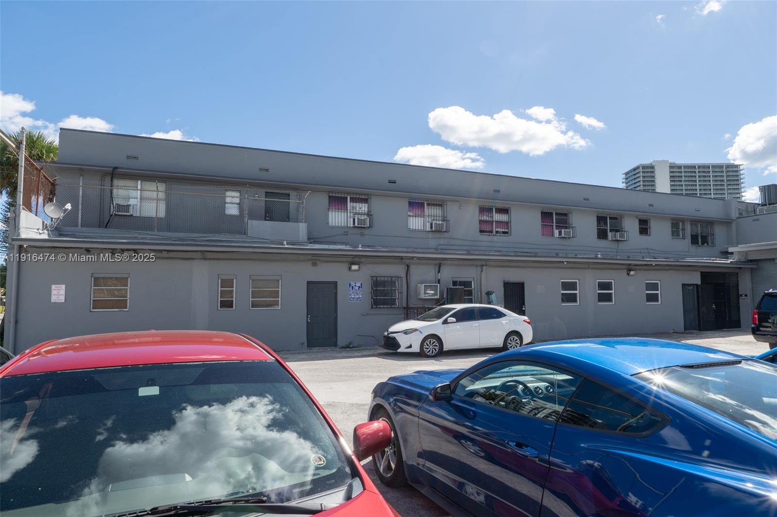   /   кв.футов $ 2025-11-18 0 Фото