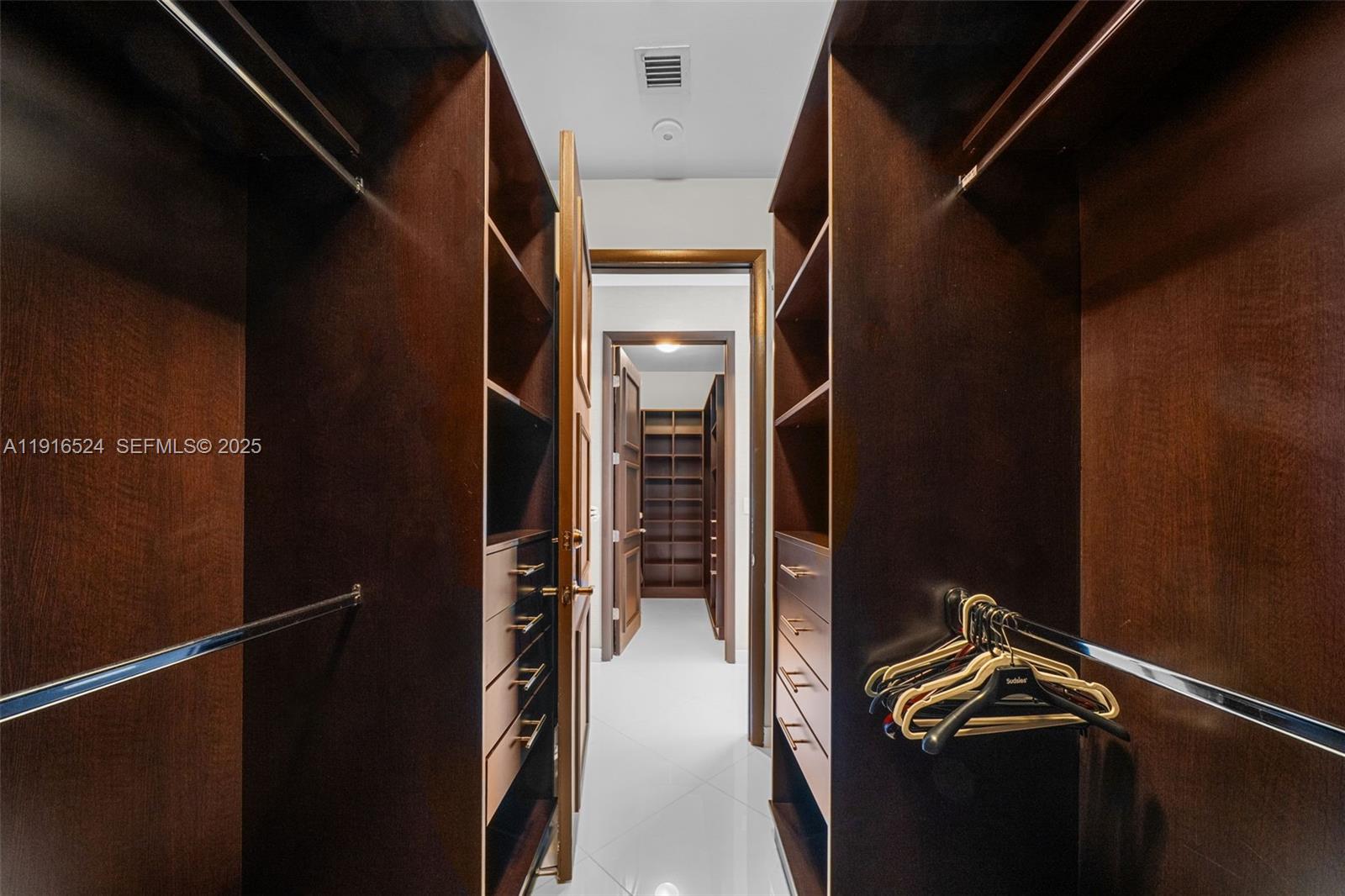 See details 4001 3 / 4 2768 sq. ft. $ 2025-11-18 0 Photo