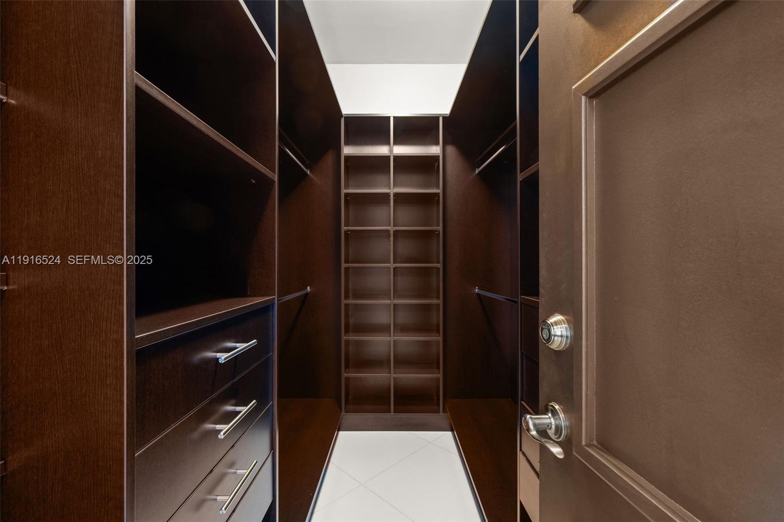 See details 4001 3 / 4 2768 sq. ft. $ 2025-11-18 0 Photo