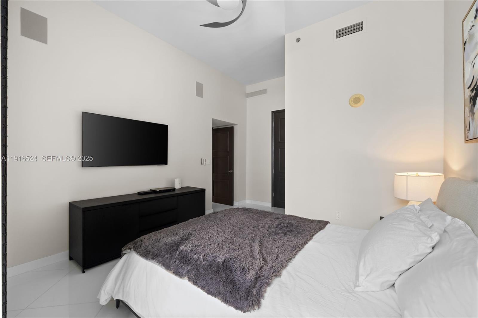 See details 4001 3 / 4 2768 sq. ft. $ 2025-11-18 0 Photo