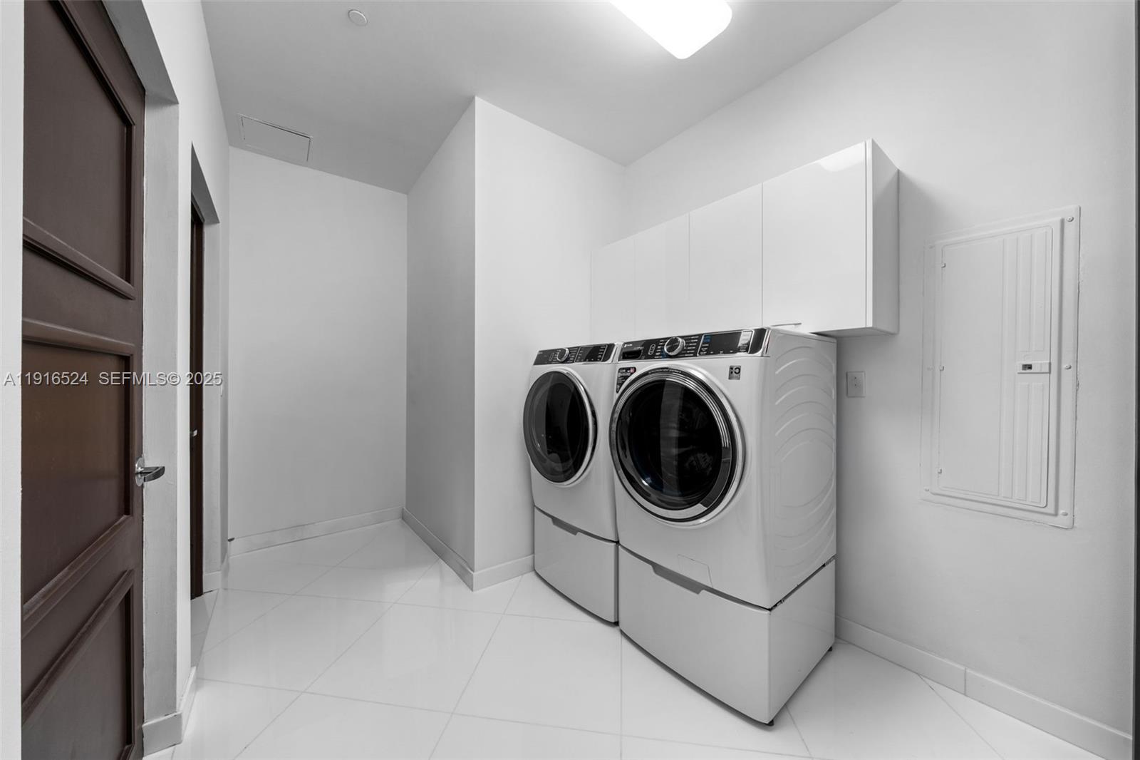 See details 4001 3 / 4 2768 sq. ft. $ 2025-11-18 0 Photo