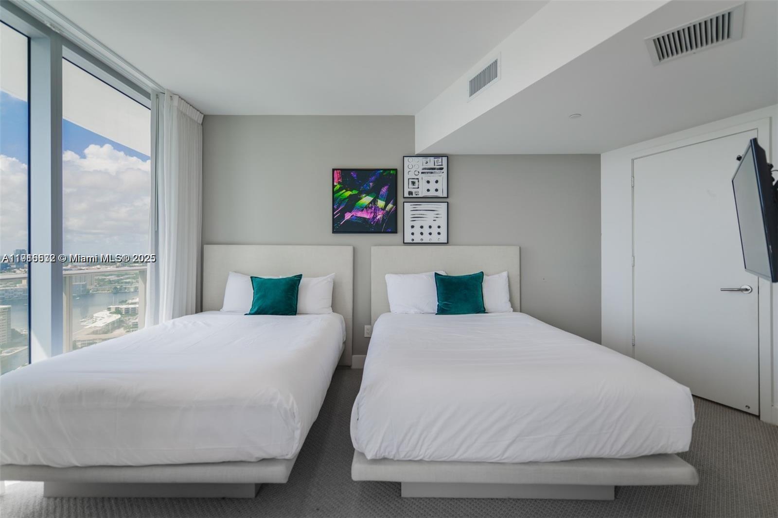 2711 2 / 2 1087 кв.футов $ 2025-11-18 0 Фото