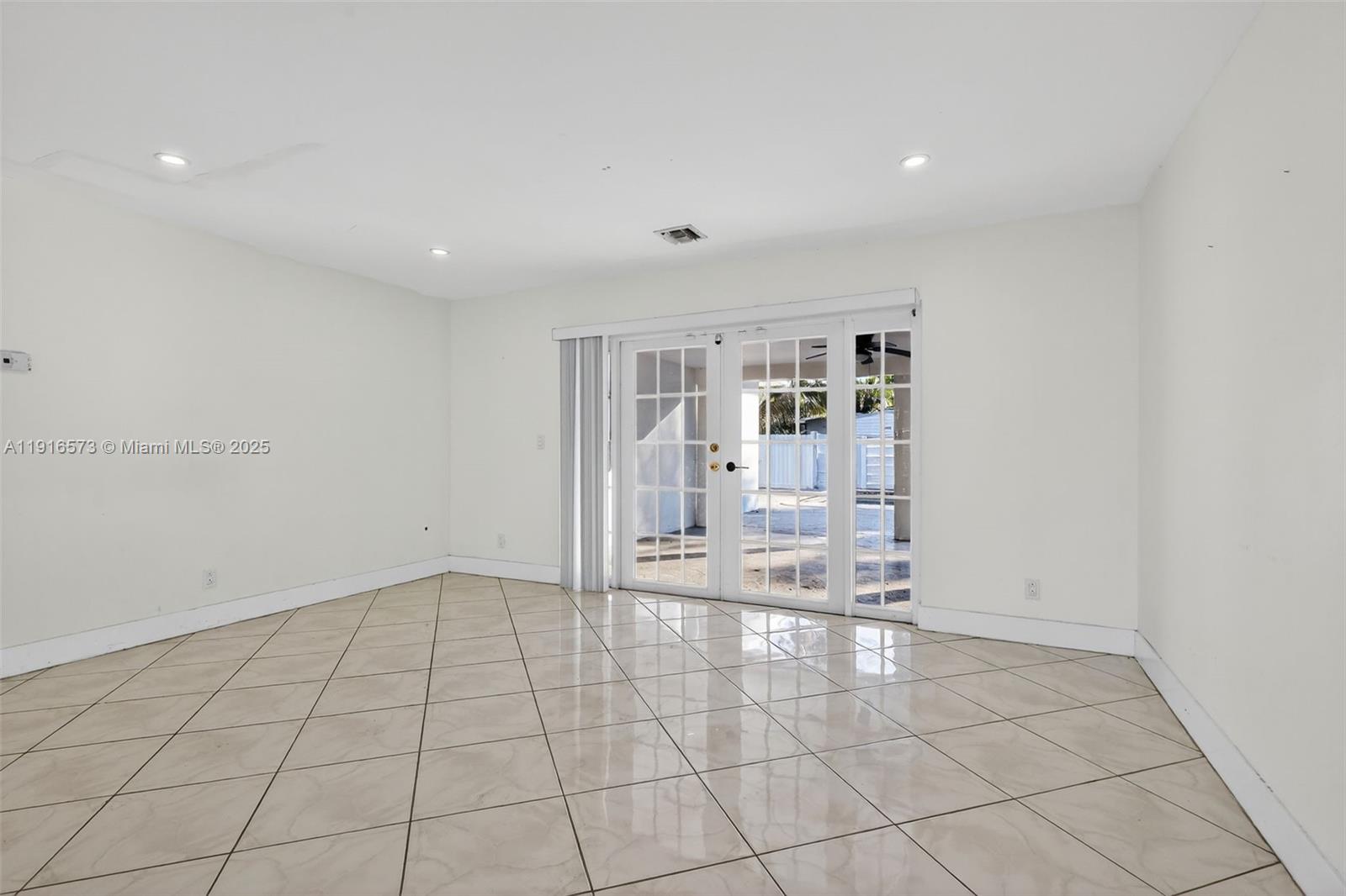 2003 3 / 2 1585 sq. ft. $ 2025-11-18 0 Photo