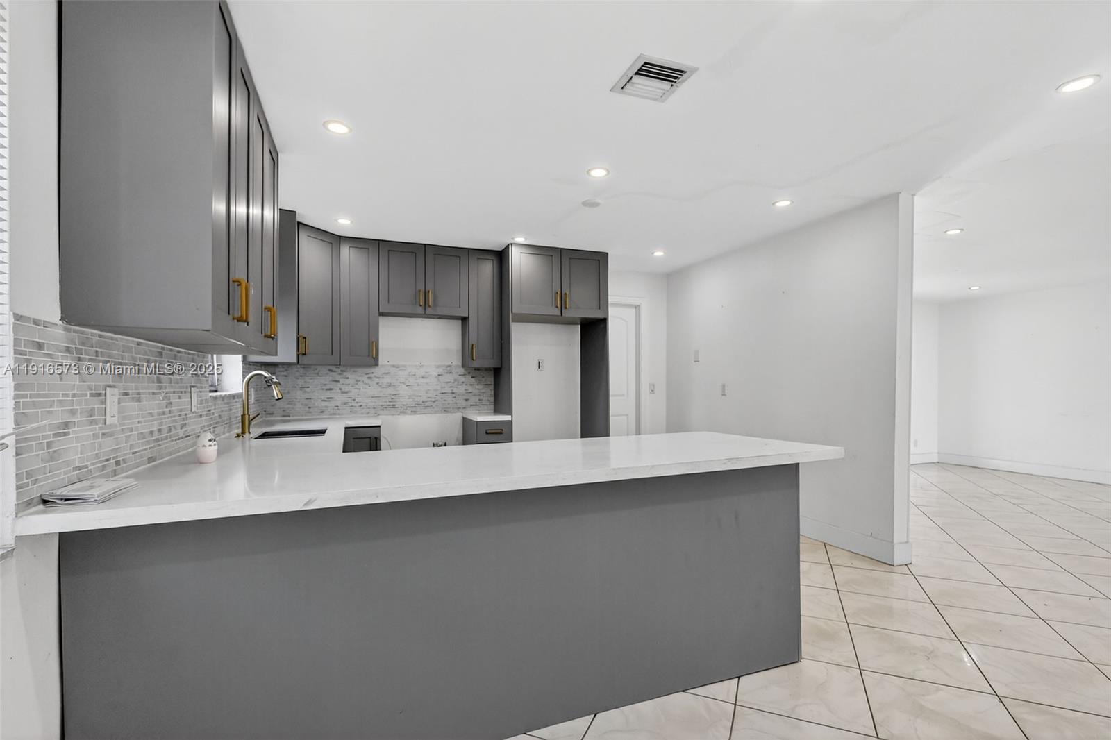 2003 3 / 2 1585 sq. ft. $ 2025-11-18 0 Photo