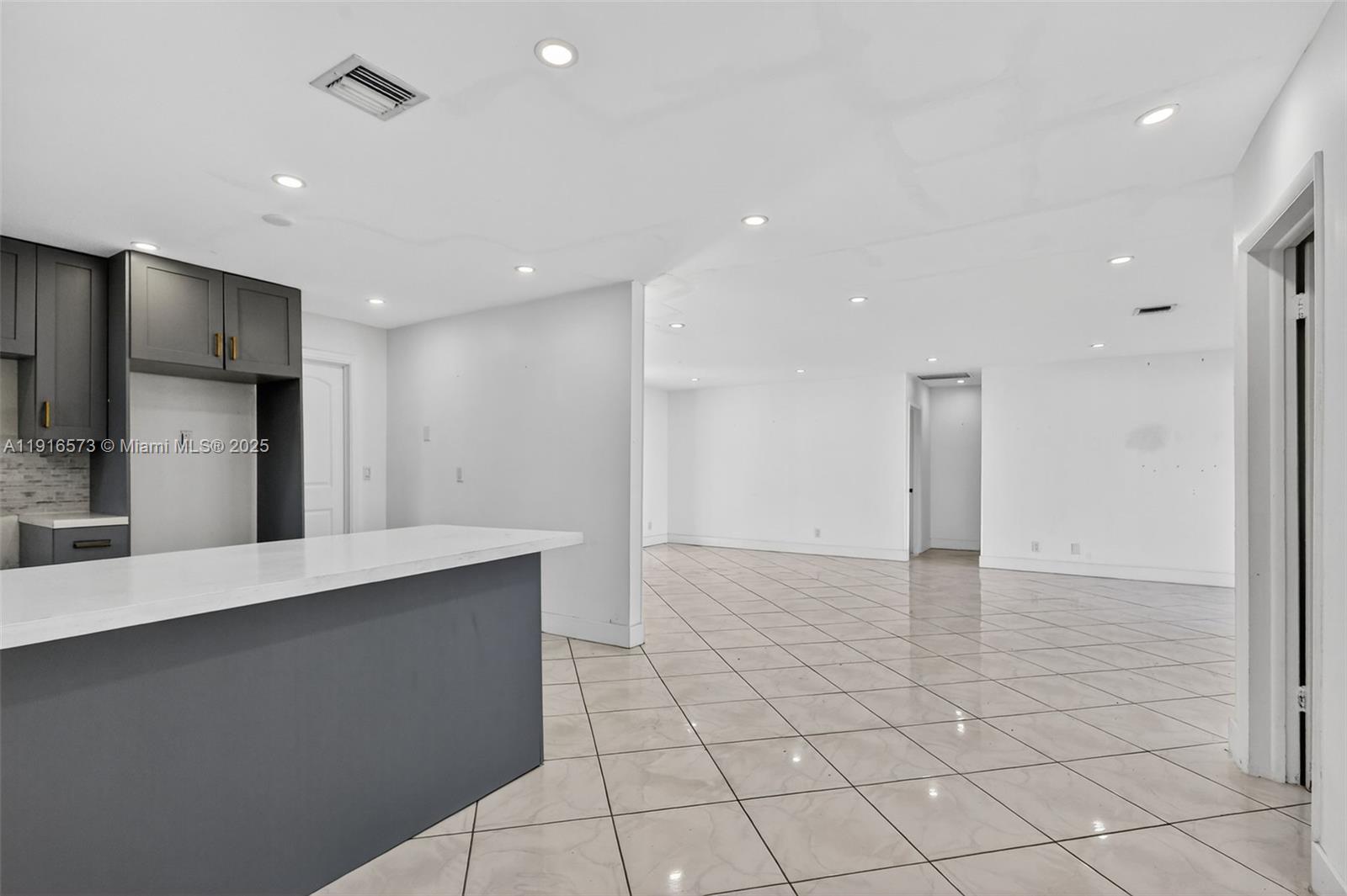 2003 3 / 2 1585 sq. ft. $ 2025-11-18 0 Photo