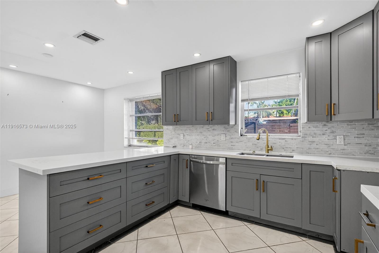 2003 3 / 2 1585 sq. ft. $ 2025-11-18 0 Photo