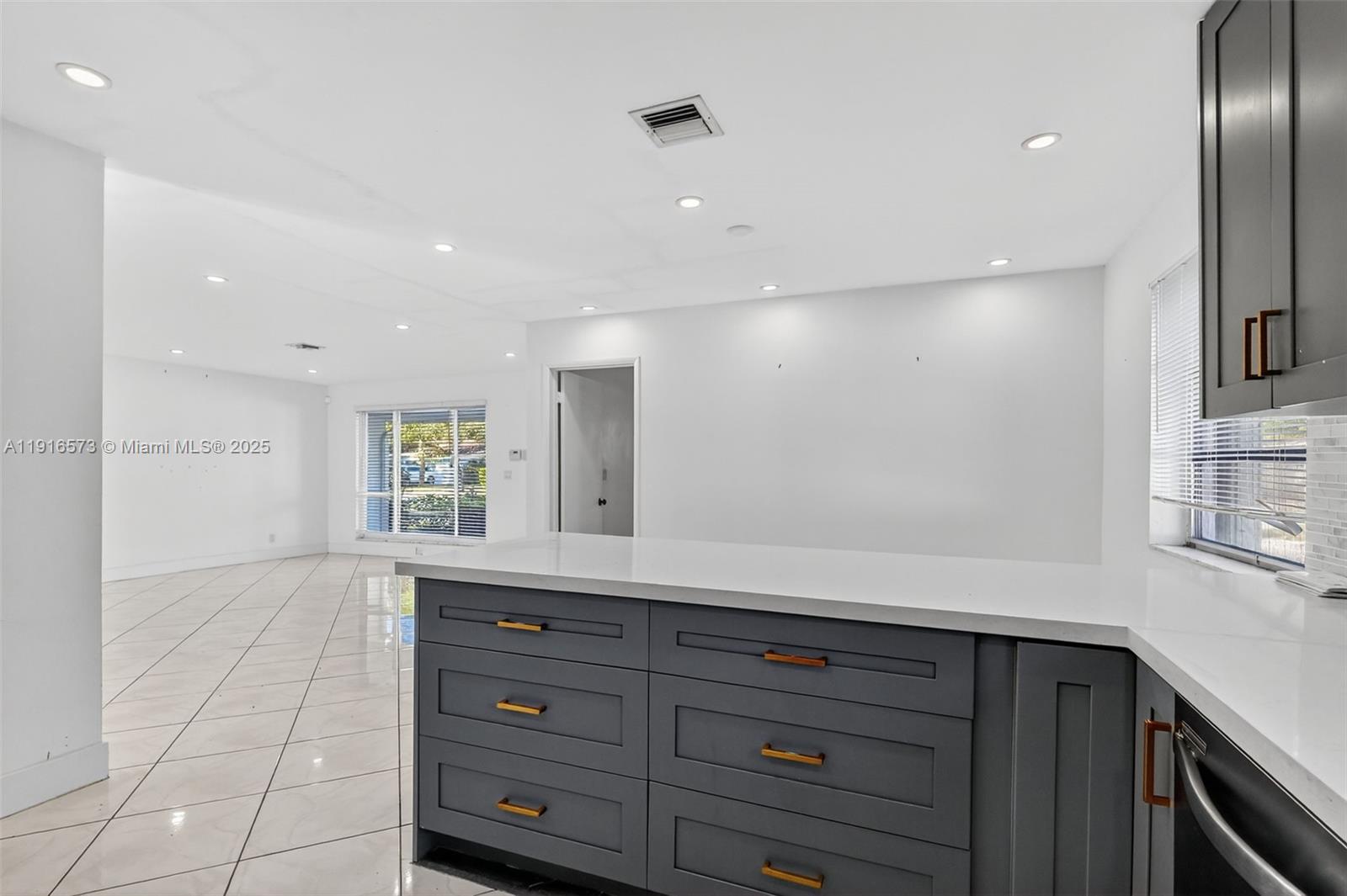 2003 3 / 2 1585 sq. ft. $ 2025-11-18 0 Photo